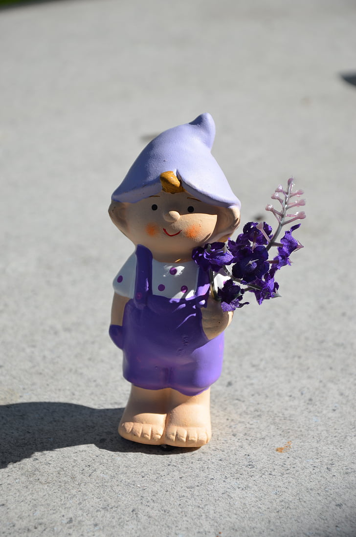sodo gnome, violetinė, Kombinezonas, gėlių rankoje, Nykštukas