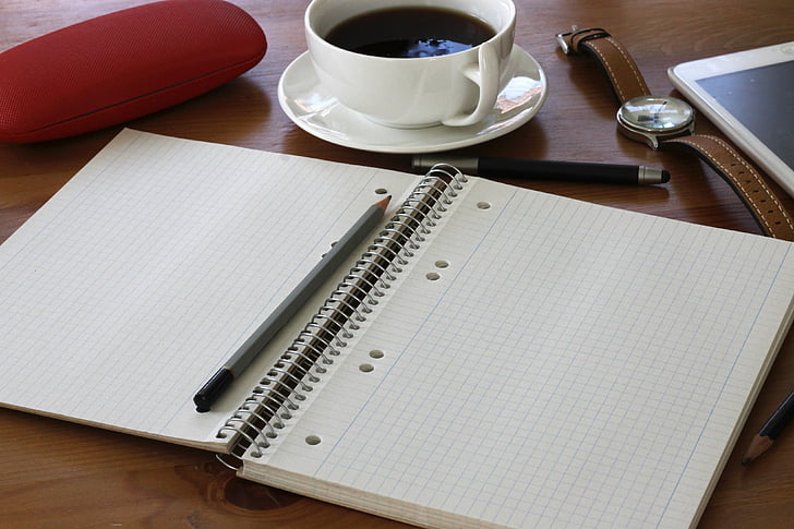 Piezīme, kafijas, pildspalva, zīmulis