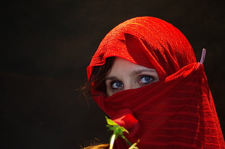 jument arabe, burka rouge, fond noir, femmes, gens, visage humain, Portrait