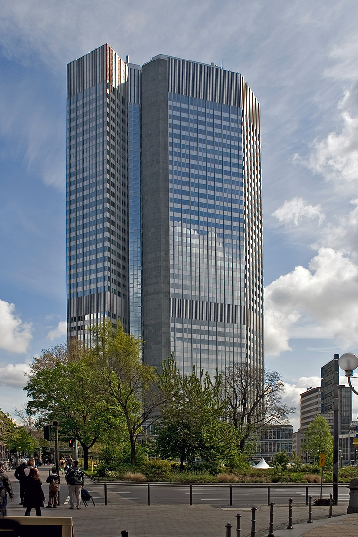 Φρανκφούρτη στον Μάιν, ουρανοξύστης, λευκά σύννεφα, μοντέρνο πολυόροφο κτήριο, επιχειρηματική περιοχή