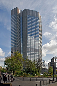 Frankfurt, skyskrapa, vita moln, moderna höghus byggnad, finansiella distrikt