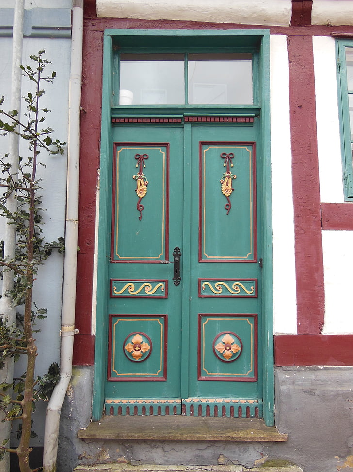 staré dveře panely, malované, zdobené, květinové ornamenty, pás karet ornamenty, vínové barvy, bålgrøn