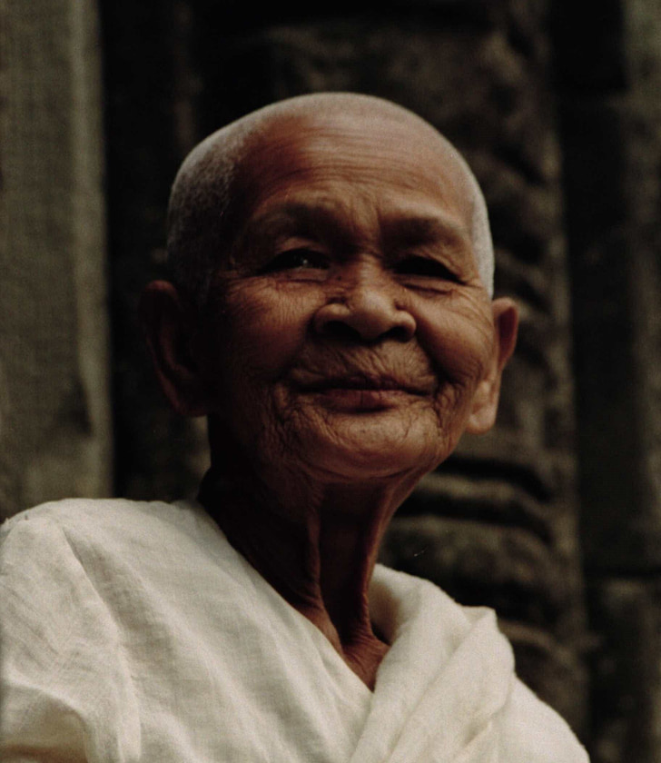 mooie oudere vrouw, boeddhistische non, glimlach, sereniteit, wijsheid, Bayon tempel, Angkor wat