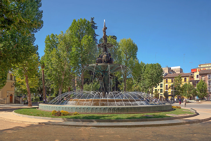 Granada, Espagne, grenades de fontaine, eau, sculpture, gens, arbres