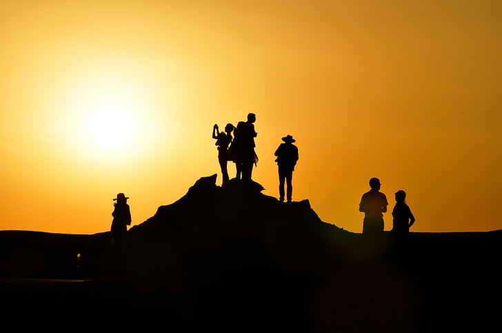 silueta, personas, pie, colina, puesta de sol, naranja, grupos