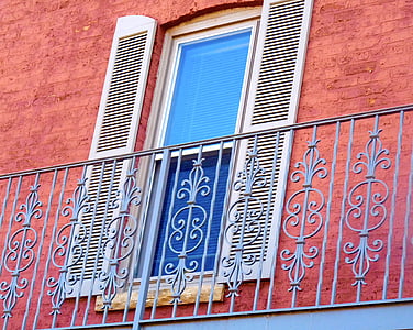 okno, žaluzie, balkon, modrá, červená, fasáda, zábradlí