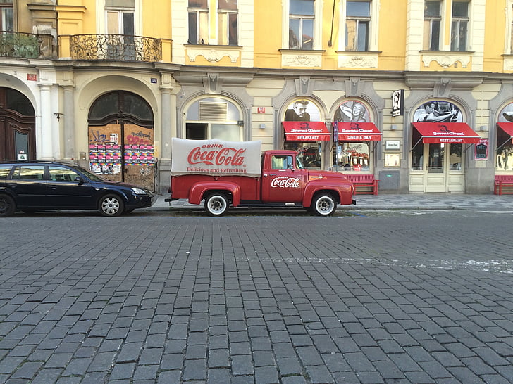 Praga, Coca-cola, van, carrer, home de lliurament, camió vell, cotxe
