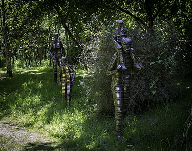 прогулянки сім'ї, сталі скульптури, скульптор Боб вод, дерева, трава, Sunshine, збройні сили