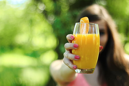 jeune fille, Holding, jus de, verre, matin, le petit déjeuner, jus d’orange