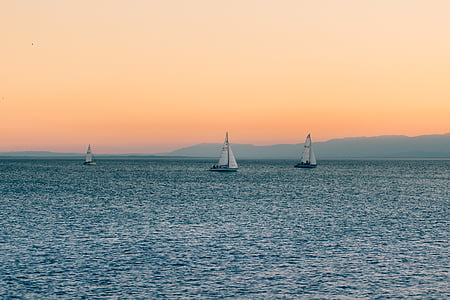 Zdjęcie, trzy, żeglarstwo, łodzie, zachód słońca, niebo, żaglówki