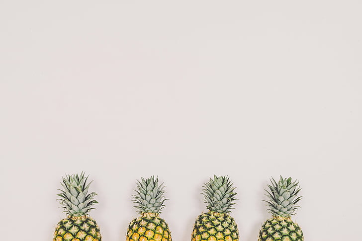 ananassid, puu, valgel taustal, seina, copyspace, minimaalne, ananass