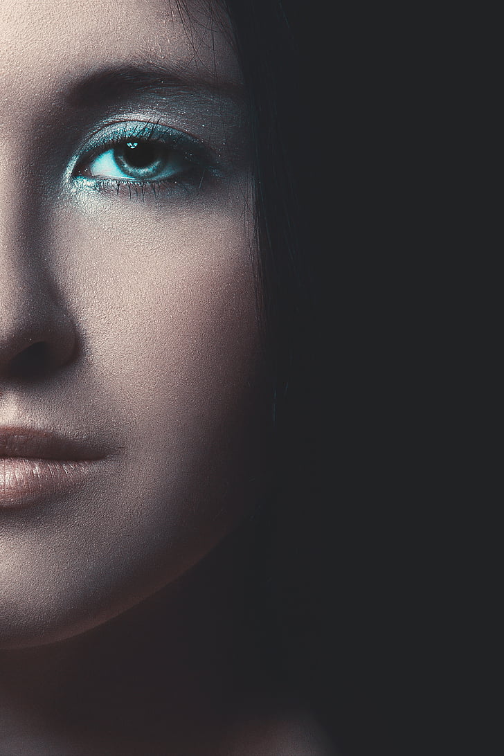 mystické portrét dievčaťa, oči, čierne pozadie, dievča, vlasy, make-up, model