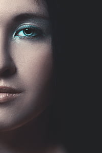 mystieke portret van een meisje, ogen, zwarte achtergrond, meisje, haar, make-up, model