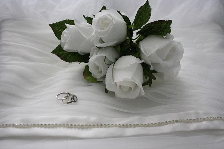 bouquet, white roses, rings, engagement ring, wedding band, wedding, wedding gown