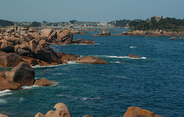 Brittany, Ploumanach, akmeņi, rozā granīta, sānu, jūra, pludmale