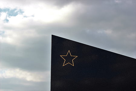 Monumento socialista, estrela de ouro, mármore preto, piloto
