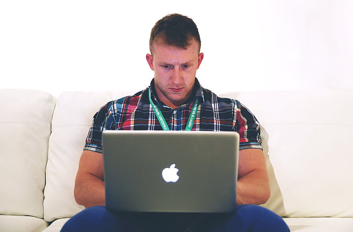 čovjek, koristeći, srebro, MacBook, jabuka, računalo, prijenosno računalo