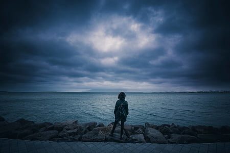 mulher, cinza, jaqueta, em pé, pedras, ao seu lado, mar