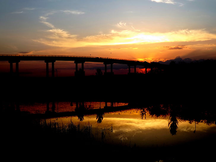 Západ slunce, Most, slunce, voda, reflexe, červená, ve večerních hodinách