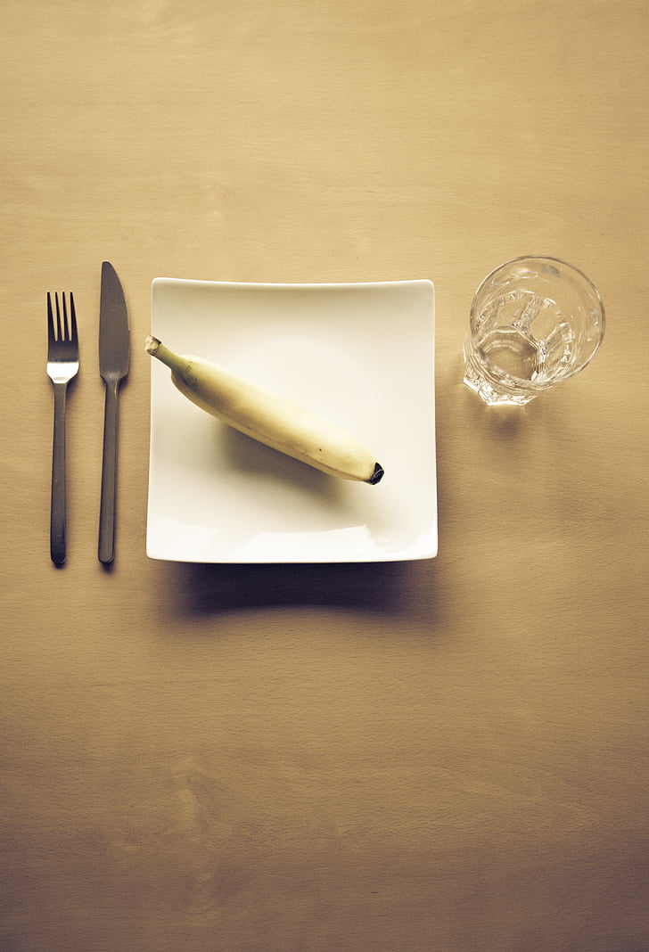 banana, dieta, copo de água, garfo, faca, minimalista, placa