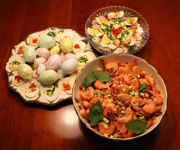 švediškas stalas, vakarienė, maisto, krevetės, bulvių, salotos, kiaušiniai