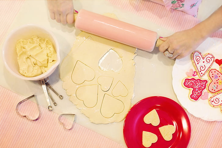 ден на Свети Валентин, печене, бисквитки за изпичане, бисквитки с формата на сърце, тестото, точилка, бонбони