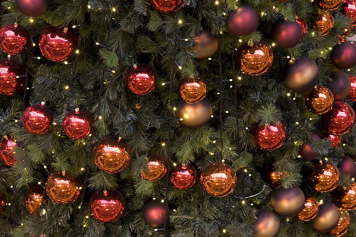 Kalėdų eglutė, Kalėdiniai papuošalai, naktį, apšvietimas, raudona, žalia, žiemą