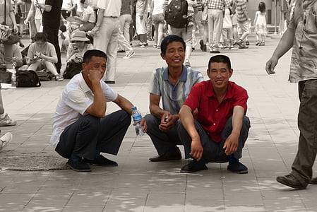personas, China, feliz, posición en cuclillas