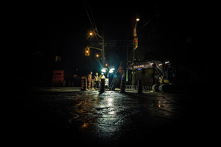 escuro, à noite, construção, pessoas, estrada