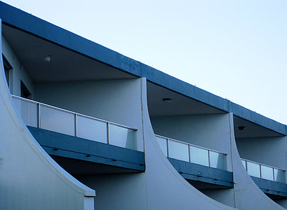 budova, bílá, modrá, zahnutá, balkony, sklony, sjezdovky