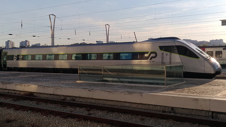 train, Alfa pendular, Portugal