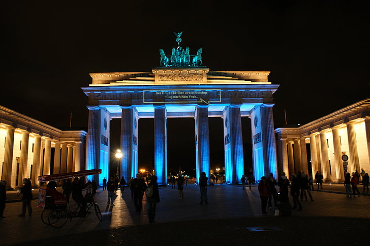 Berlin, Brandenburgi kapu, emlékmű, éjszaka