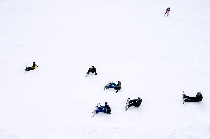 folk, sidder, sne, iført, snowboards, dagtimerne, vinter
