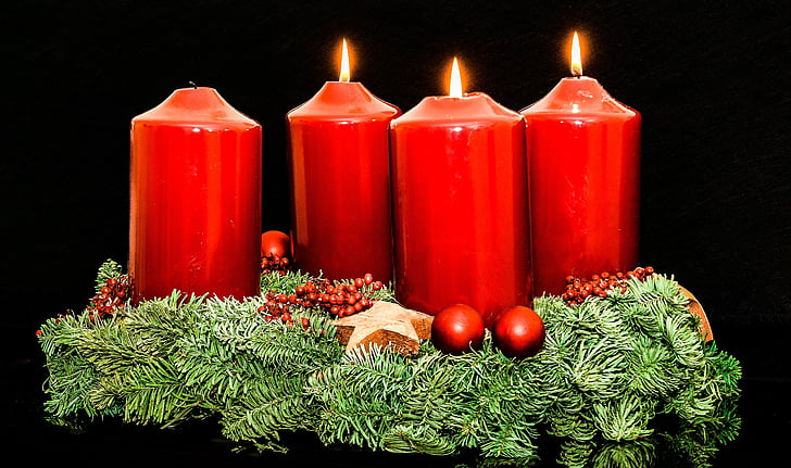 Adventný veniec, Advent, vianočné šperky, sviečky, tretia sviečka, svetlo, plameň