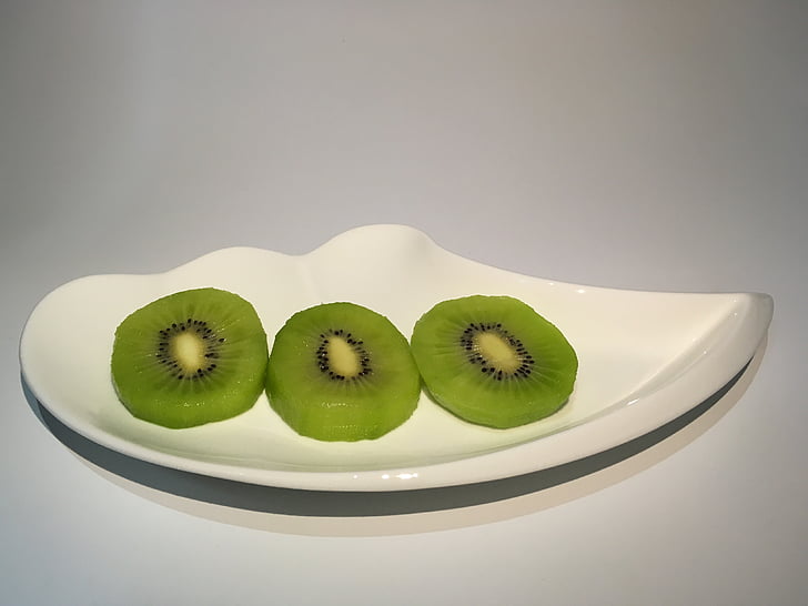 Kiwi, tranches de kiwi, plats créatifs, plaque nervurée, cœur de kiwi vert, Zhouzhi kiwi
