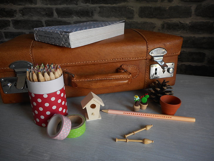 pieštukas puodą, spalvotas pieštukas, pieštukas lauke, dėžutė, lagaminas, rudas lagaminas, knyga