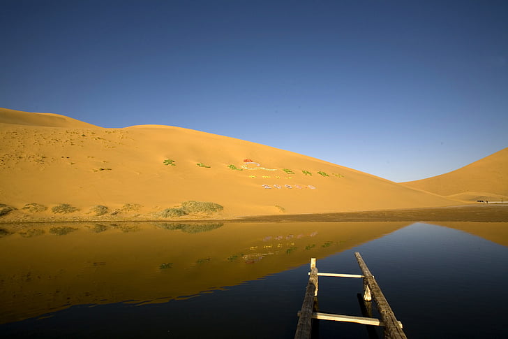 profundidades no deserto de Badain jaran do lago, Lago de Bataan, a primeira parada