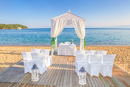 Vestuvės, santuoka, stalai, kėdės, pavėsinė, paplūdimys, saulės