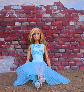 Barbie, poupée, blonde, assis, mur de briques, posant, glamour