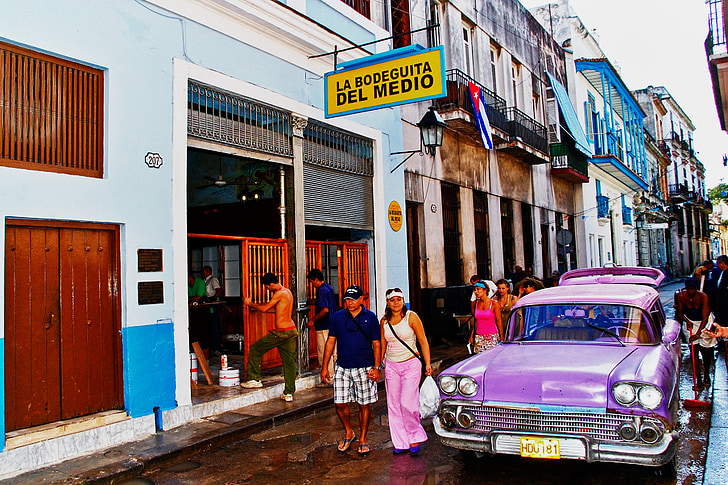 BTW, Havana, oude stad, Straat, oude auto, Bodeguita del médio, reizen