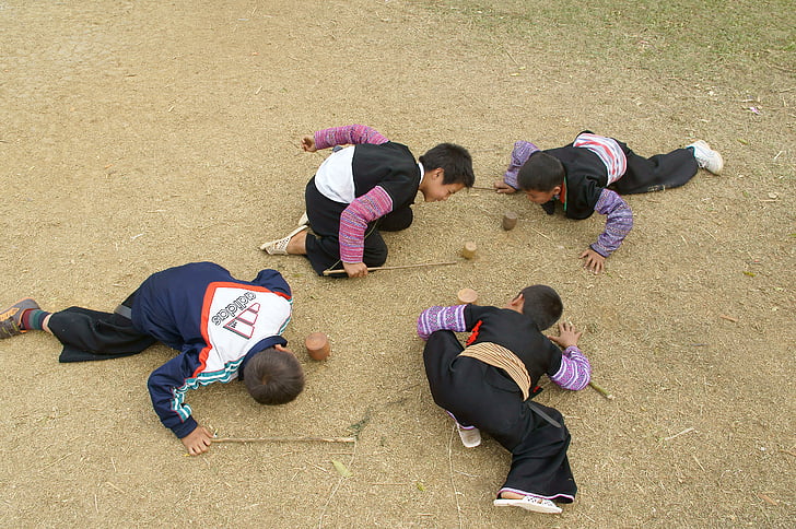 bốn trẻ em vùng cao, kéo sợi, trên mặt đất
