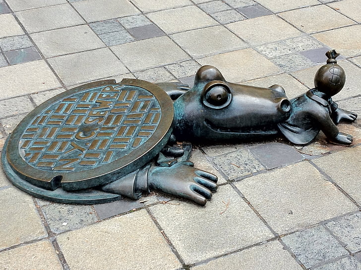 Brooklyn street art, NY canalizare, sculptura, aligator