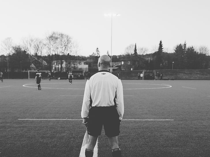 escala de grises, Fotografía, fútbol, árbitro, durante el día, fútbol, campo