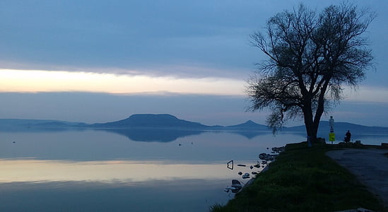 Badacsony, Balaton, Lago Balatón, Hongria, aigües, l'aigua, nit