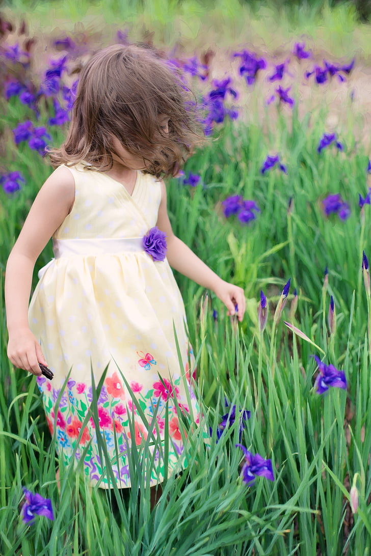 Bambina in vento, estate, fiori, viola, primavera