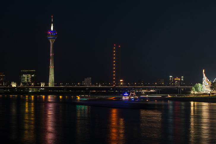 Torre della TV, Düsseldorf, Reno, notte, luce, paesaggio fluviale, il mirroring