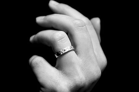 roka, gredzens, melnbalts, pirkstu, naglas, ornament, detalizēti