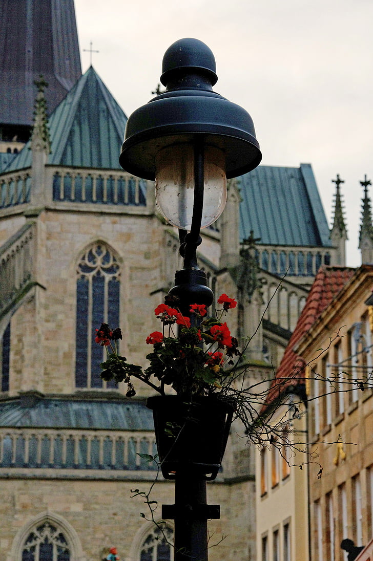 Osnabrück, utcai lámpa, templom