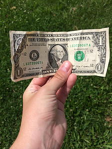 dollarin setelin, käsi, ruoho, rahaa, käteisellä