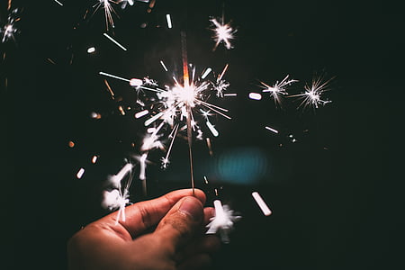 Capodanno, Sparkler, Sylvester, scintille, mano umana, celebrazione, fuochi d'artificio